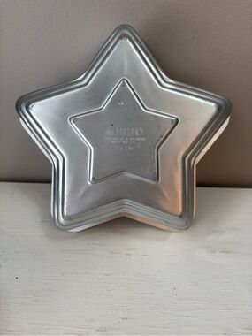 Star-Shaped Aluminum Cake Pan — Silver